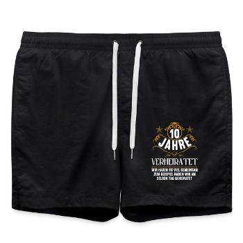 Wir haben viel gemeinsam 10.Hochzeitstag - Badeshorts - Schwarz - Vorne - AI Model Male 185 light (185cm)