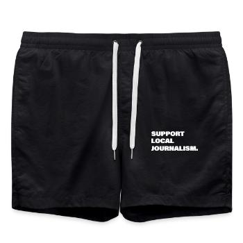 Unterstütze Lokalen Journalismus - Badeshorts - Schwarz - Vorne - AI Model Male 185 light (185cm)