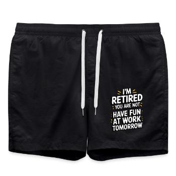 Retired 2025 - Ich bin RENTE, DU nicht - Badeshorts - Schwarz - Vorne - AI Model Male 185 light (185cm)