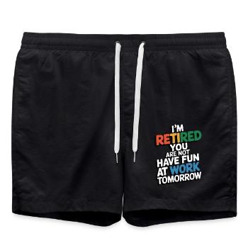 Retired 2025 - Ich bin RENTE, DU nicht - Badeshorts - Schwarz - Vorne - AI Model Male 185 light (185cm)
