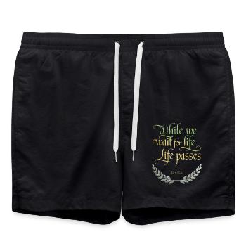 Seneca | Während wir auf das Leben warten, vergeht das Leben - Badeshorts - Schwarz - Vorne - AI Model Male 185 light (185cm)
