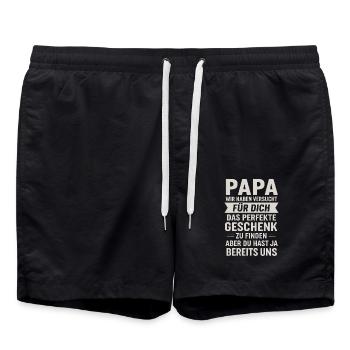 Papa hat schon uns - Badeshorts - Schwarz - Vorne - AI Model Male 185 light (185cm)
