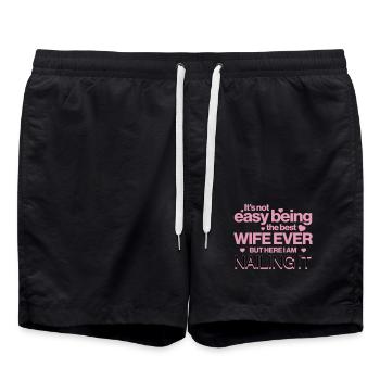 Es ist nicht einfach, die beste Ehefrau aller Zeiten zu sein Lustiges Zitat - Badeshorts - Schwarz - Vorne - AI Model Male 185 light (185cm)