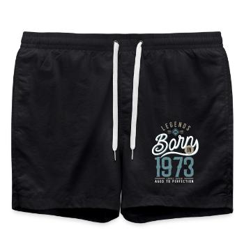 Legenden werden 1973 geboren Jubiläum 50 Jahre - Badeshorts - Schwarz - Vorne - AI Model Male 185 light (185cm)