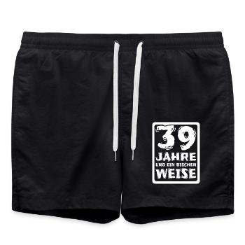 Alter 39 - Badeshorts - Schwarz - Vorne - AI Model Male 185 light (185cm)