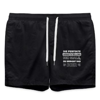 Arbeitsteilung: Ich male, du bringst das Bier - Badeshorts - Schwarz - Vorne - AI Model Male 185 light (185cm)