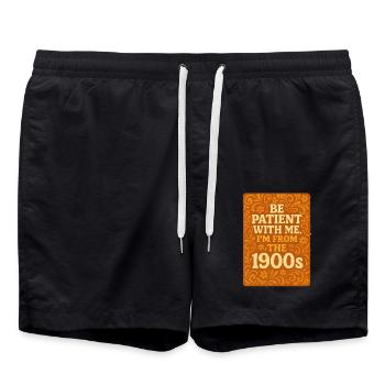 Sei geduldig mit mir, ich komme aus den 1900er Jahren – Millennial - Badeshorts - Schwarz - Vorne - AI Model Male 185 light (185cm)