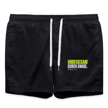 Unbeugsam durch Gnade – Römer 8,37 - Badeshorts - Schwarz - Vorne - AI Model Male 185 light (185cm)