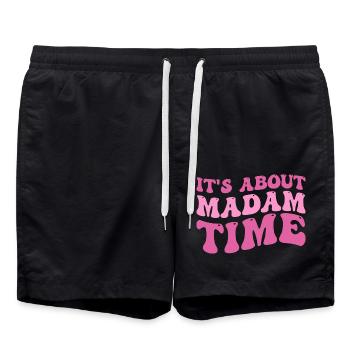 Es geht darum, dass Madame Time Humor sarkastisch lustig sagt - Badeshorts - Schwarz - Vorne - AI Model Male 185 light (185cm)