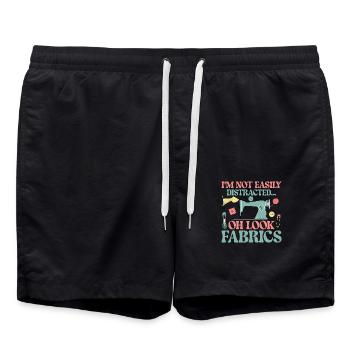 I'm Not Easily Distracted Quilter Quilting - Badeshorts - Schwarz - Vorne - AI Model Male 185 light (185cm)