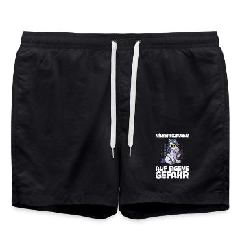 Mallorca NÄHER KOMMEN AUF EIGENE GEFAHR Lustig - Badeshorts - Schwarz - Vorne - AI Model Male 185 light (185cm)