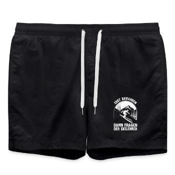 Skifahren ERST SKIFAHREN DANN FRAGEN DER SKILEHRER - Badeshorts - Schwarz - Vorne - AI Model Male 185 light (185cm)
