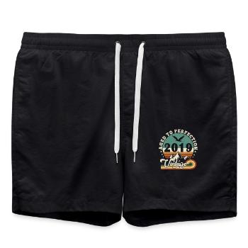 Zur Perfektion gereift 2020 Retro -Edition 2025. - Badeshorts - Schwarz - Vorne - AI Model Male 185 light (185cm)