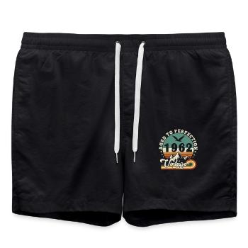 Bis zur Perfektion gealtert 1962 Retro -Edition 2025. - Badeshorts - Schwarz - Vorne - AI Model Male 185 light (185cm)