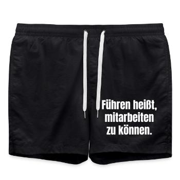 Führen heißt mitarbeiten können - Badeshorts - Schwarz - Vorne - AI Model Male 185 light (185cm)