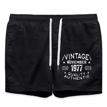 November 1977 Geburtstagsgeschenk im November 1977 - Badeshorts - Schwarz - Vorne - AI Model Male 185 light (185cm)