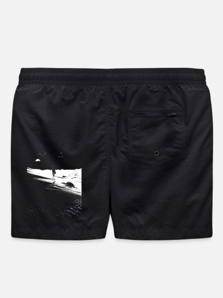 Weg durch die Wüste mit Fußspuren - Monochrom Art - Badeshorts - Schwarz