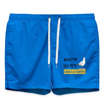 Vorsicht vor dem Sturm – Möwe auf dem gelben Kai - Badeshorts - Cobalt blue - Vorne - AI Model Male 185 light (185cm)