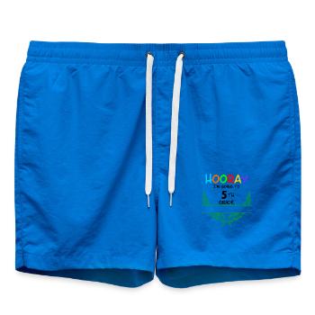 Titel: Hurra, ich gehe in die 5. Klasse – Namensraum - Badeshorts - Cobalt blue - Vorne - AI Model Male 185 light (185cm)