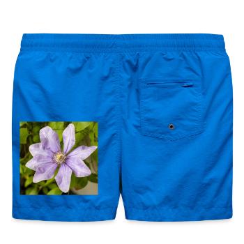 Lila Clematis-Blüte, die zwischen grünen Blättern blüht - Badeshorts - Cobalt blue - Hinten