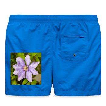 Lila Clematis-Blüte, die zwischen grünen Blättern blüht - Badeshorts - Cobalt blue - Hinten