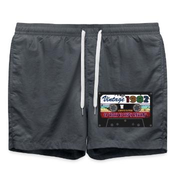 Jahrgang 1982 - 40 Jahre alt - Geschenke zum 40. Geburtstag - Badeshorts - Anthrazit - Vorne - AI Model Male 185 light (185cm)