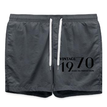 Jahrgang 1970 bis zur Perfektion gereift - Badeshorts - Anthrazit - Vorne - AI Model Male 185 light (185cm)
