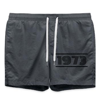 1973 Jahrgang 1973 52. Jubiläum 1973 Retro 1973 - Badeshorts - Anthrazit - Vorne - AI Model Male 185 light (185cm)