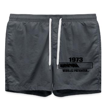 1973 Cadeau Anniversaire 1973 - Veuillez Patienter - Short de bain - charbon - Devant - AI Model Male 185 light (185cm)
