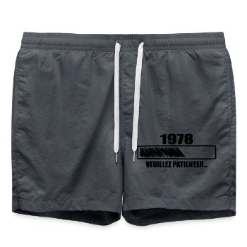 1978 Cadeau Anniversaire 1978 - Veuillez Patienter - Short de bain - charbon - Devant - AI Model Male 185 light (185cm)