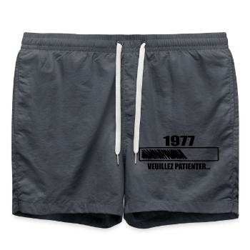 1977 Cadeau Anniversaire 1977 - Veuillez Patienter - Short de bain - charbon - Devant - AI Model Male 185 light (185cm)