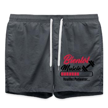 Bientôt musclé, Humour cadeau musculation - Short de bain - charbon - Devant - AI Model Male 185 light (185cm)
