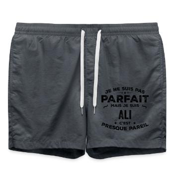 Ali – Un Prénom, Une Légende Drôle et Fière - Short de bain - charbon - Devant - AI Model Male 185 light (185cm)