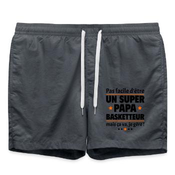 Pas facile super papa basketteur, fête des pères - Short de bain - charbon - Devant - AI Model Male 185 light (185cm)