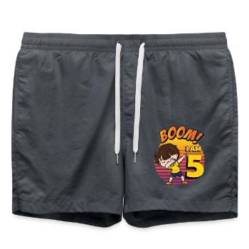 Boom J’ai 5 | Anniversaire Garçon | Fête du 5ème anniversaire - Short de bain - charbon - Devant - AI Model Male 185 light (185cm)