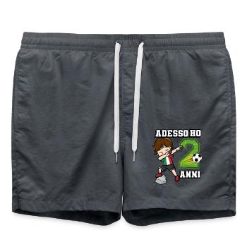 Soccer Boy It's My 2 Birthday Italienische Flagge - Badeshorts - Anthrazit - Vorne - AI Model Male 185 light (185cm)