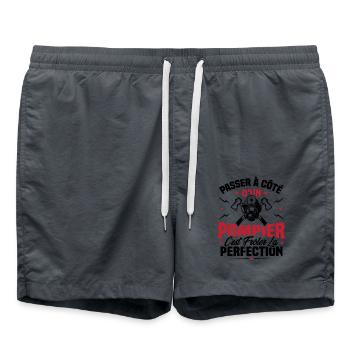 Humour Cadeau Pompier frôler la perfection - Short de bain - charbon - Devant - AI Model Male 185 light (185cm)