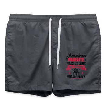 Pas parfaite mais je suis aide soignante - Short de bain - charbon - Devant - AI Model Male 185 light (185cm)