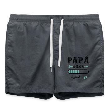 Papa 2025 Chargement Cadeau Futur Père - Short de bain - charbon - Devant - AI Model Male 185 light (185cm)