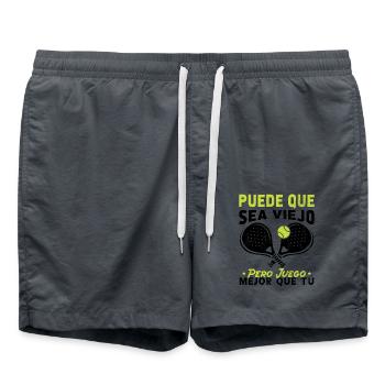 Ich bin zwar alt, aber ich spiele Padel-Tennis besser - Badeshorts - Anthrazit - Vorne - AI Model Male 185 light (185cm)