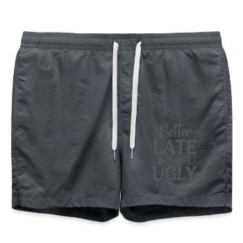 Better Late than Ugly Lustiger Spruch Zitat - Badeshorts - Anthrazit - Vorne - AI Model Male 185 light (185cm)