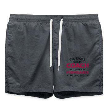 Es ist nicht einfach, ein so großartiger Trainer zu sein - Badeshorts - Anthrazit - Vorne - AI Model Male 185 light (185cm)