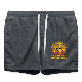 Unterschätzen Sie niemals einen alten Mann, der Judo trainiert - Badeshorts - Anthrazit - Vorne - AI Model Male 185 light (185cm)