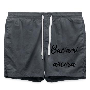 Baciami Ancora – Phrase italienne romantique - Short de bain - charbon - Devant - AI Model Male 185 light (185cm)