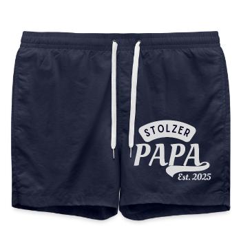 Stolzer Papa est. 2025 - Badeshorts - French Navy - Vorne - AI Model Male 185 light (185cm)