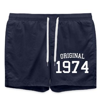 Original 1974 50e anniversaire hommes femmes 50 ans - Short de bain - bleu marine - Devant - AI Model Male 185 light (185cm)