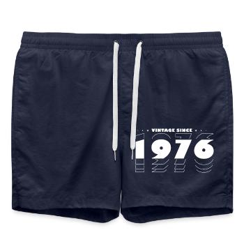 Vintage Celebrating 1976 - 49 Jahre zeitlos - Badeshorts - French Navy - Vorne - AI Model Male 185 light (185cm)