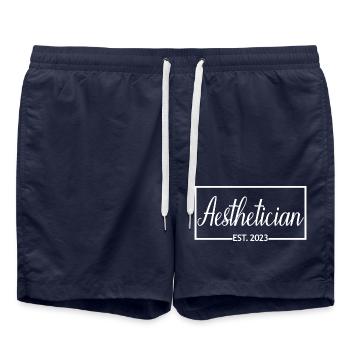 Ästhetikerin Est. 2023 Diplomierte Kosmetikerin Geschenk - Badeshorts - French Navy - Vorne - AI Model Male 185 light (185cm)