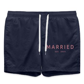 Marié Est. 2023 - Cadeau de mariage hommes et femmes - Short de bain - bleu marine - Devant - AI Model Male 185 light (185cm)