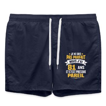 Humour cadeau Pas parfaite mais j'ai 81 ANS - Short de bain - bleu marine - Devant - AI Model Male 185 light (185cm)